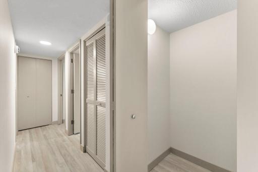 34-web-or-mls-1225 La Salle Ave #1502-51.jpg