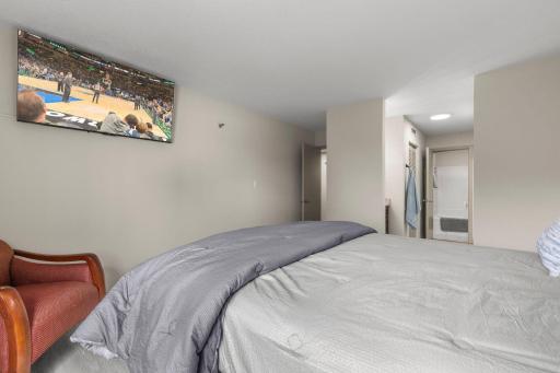 TVs included in both bedrooms and 85" in livingroom!!