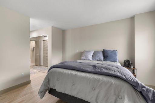 39-web-or-mls-1225 La Salle Ave #1502-66.jpg