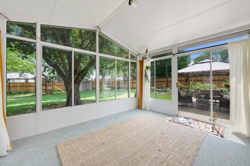 Huge 3 season porch