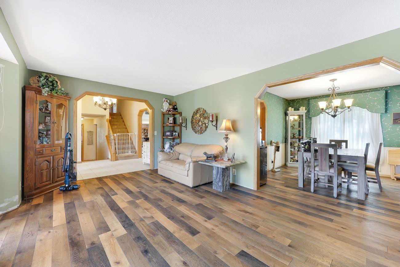 Nice flow from foyer-to-living-to-dining