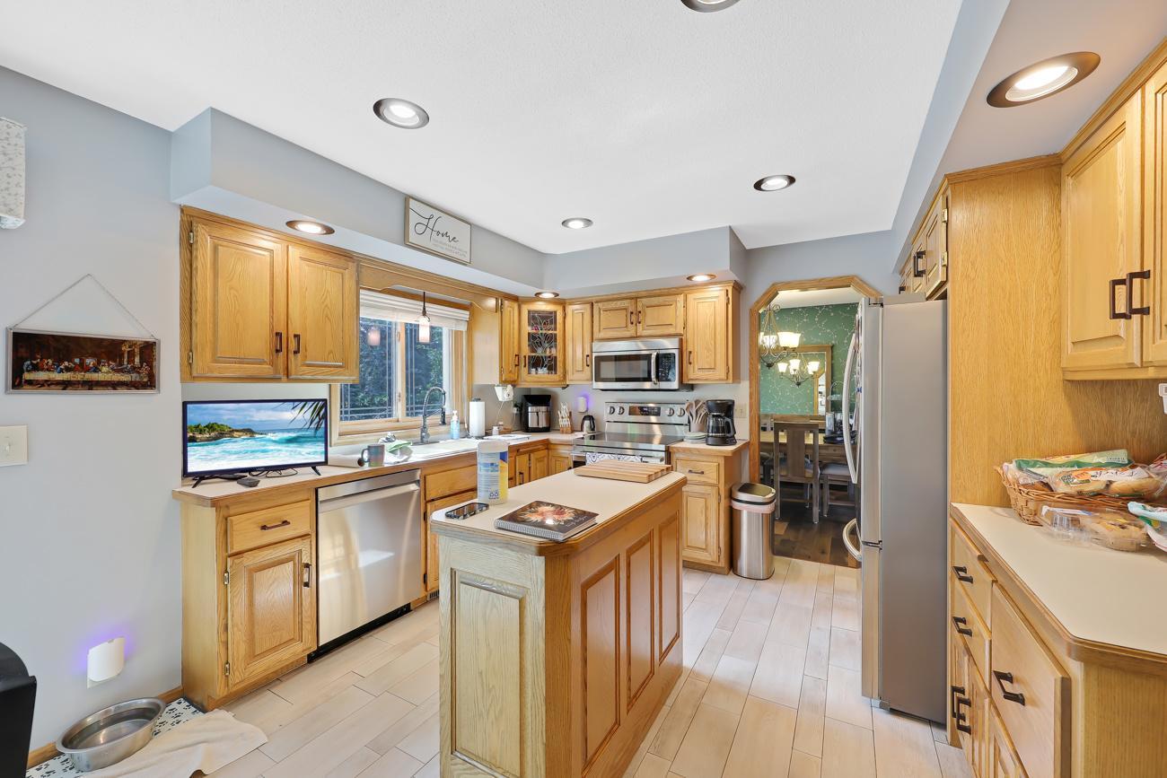 Stainless appliances & recessed lighting