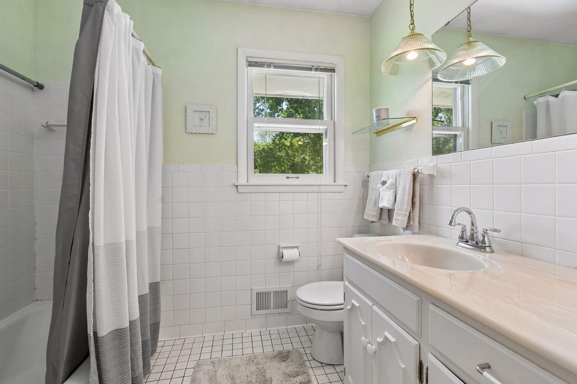 Upper level full bathroom