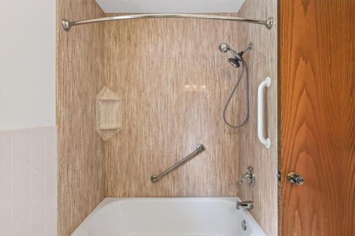 Upper Level Full Bath Tub