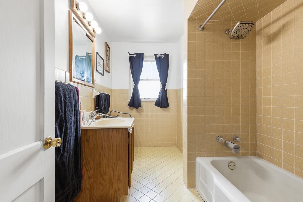Upper level full bath