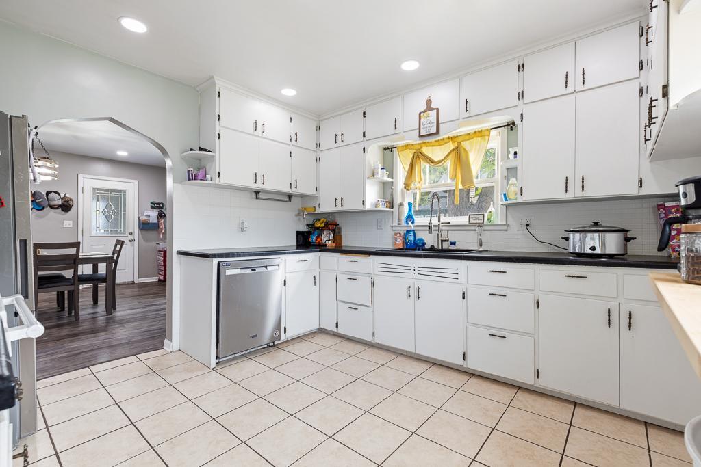 Nice open space with everything in arm's reach for easy meal prepping