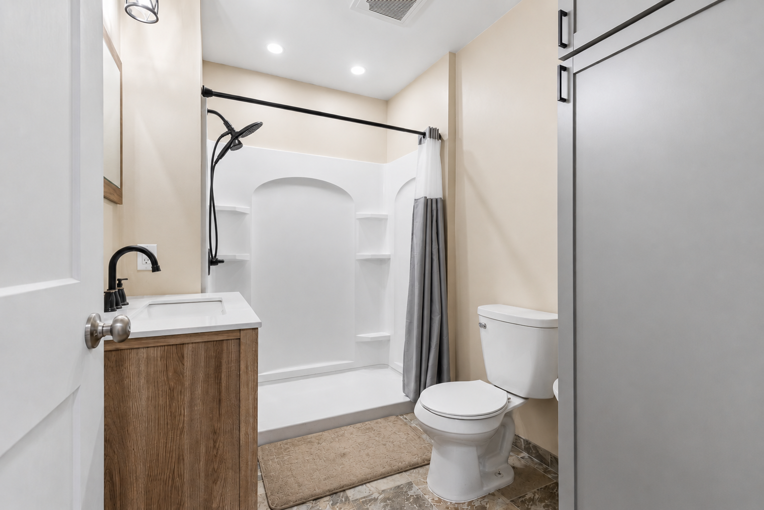 Main floor 3/4 bathroom