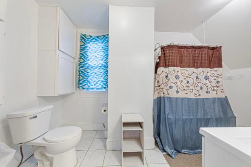 27 bathroom.jpg
