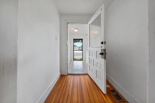 9 entry_porch_foyer.jpg