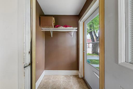 19 back entry_foyer.jpg