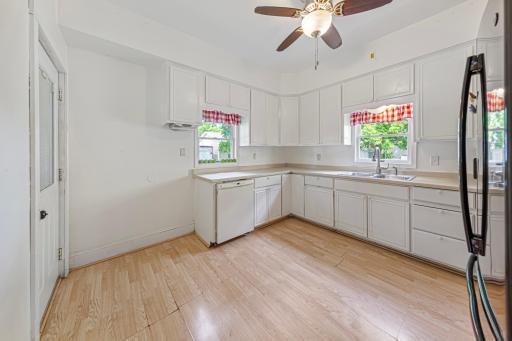15 kitchen.jpg