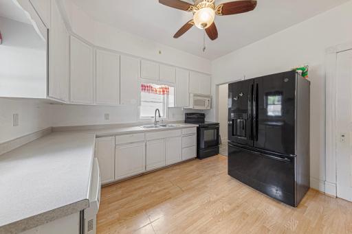 16 kitchen.jpg