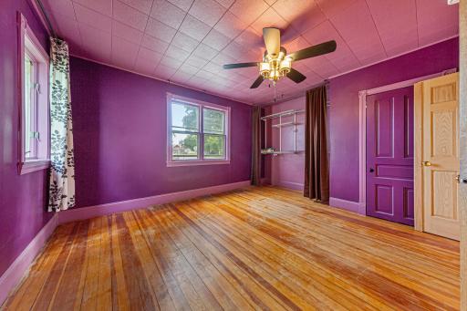 23 main bedroom.jpg