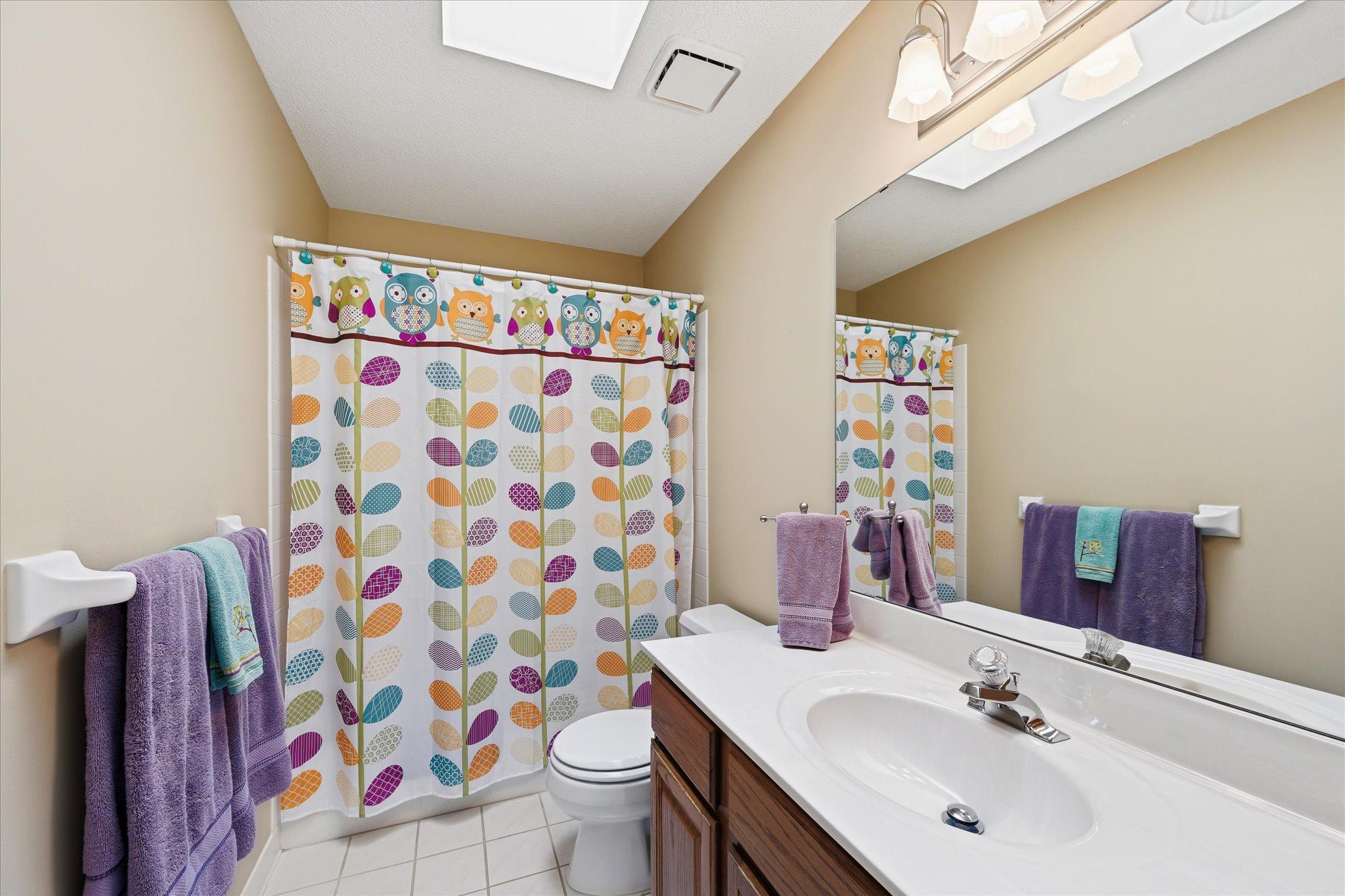 Upper level full bathroom.