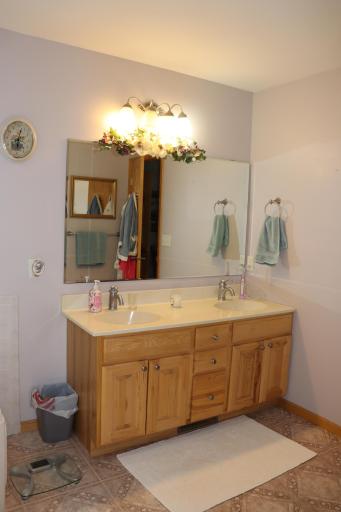 Double sinks in primary bathroom, adjacent to primary bedroom