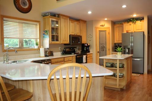 Large breakfast bar and island for additional prep space