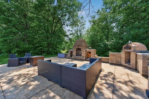 Great Entertainment area, pizza stone oven shipped in from Portugal