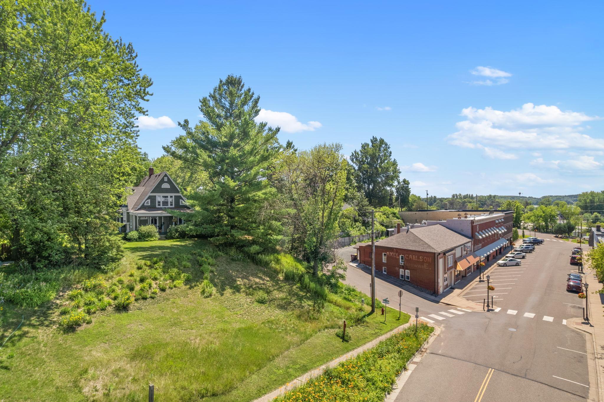 Walk to dining, shopping and local businesses!