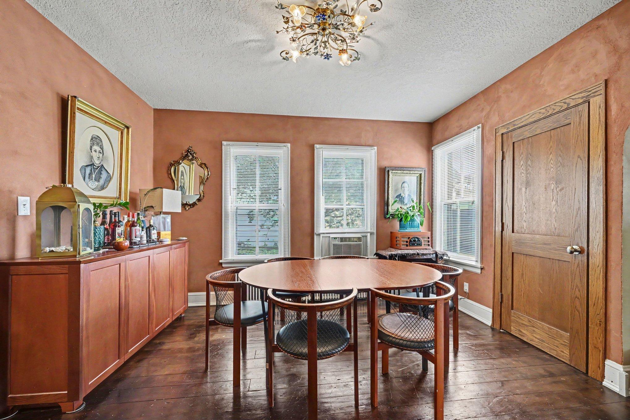 South facing windows bring in a lot of natural light and overlooks that beautiful Honeycrisp apple tree in the yard!