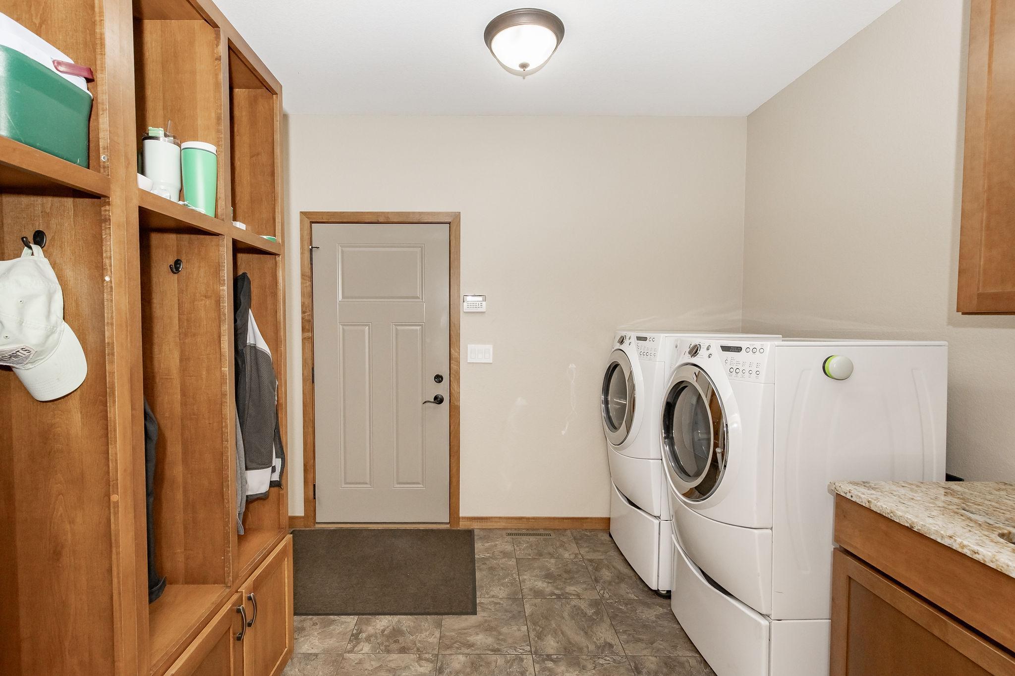 Mudroom off garage w/ Laundry
