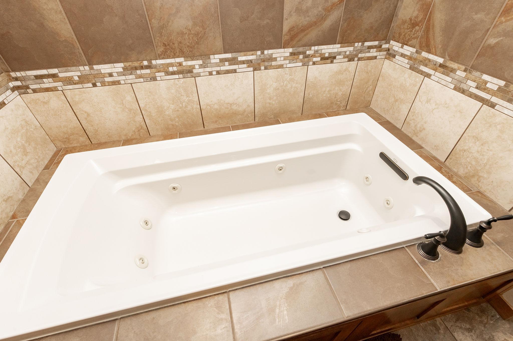 6 ft Jetted soaking tub
