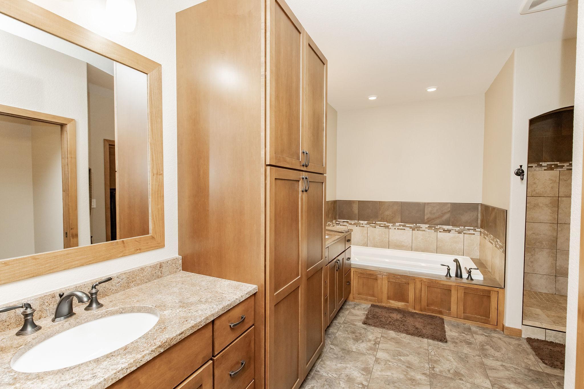 Brimary Bath / Dual sinks