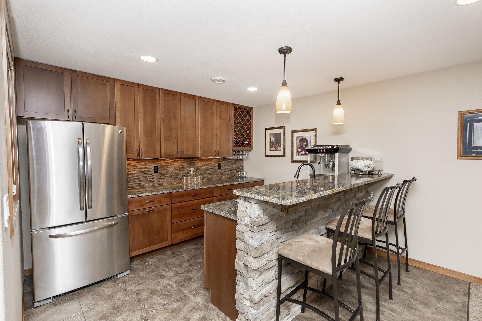 Wet bar -Great for entertaining!