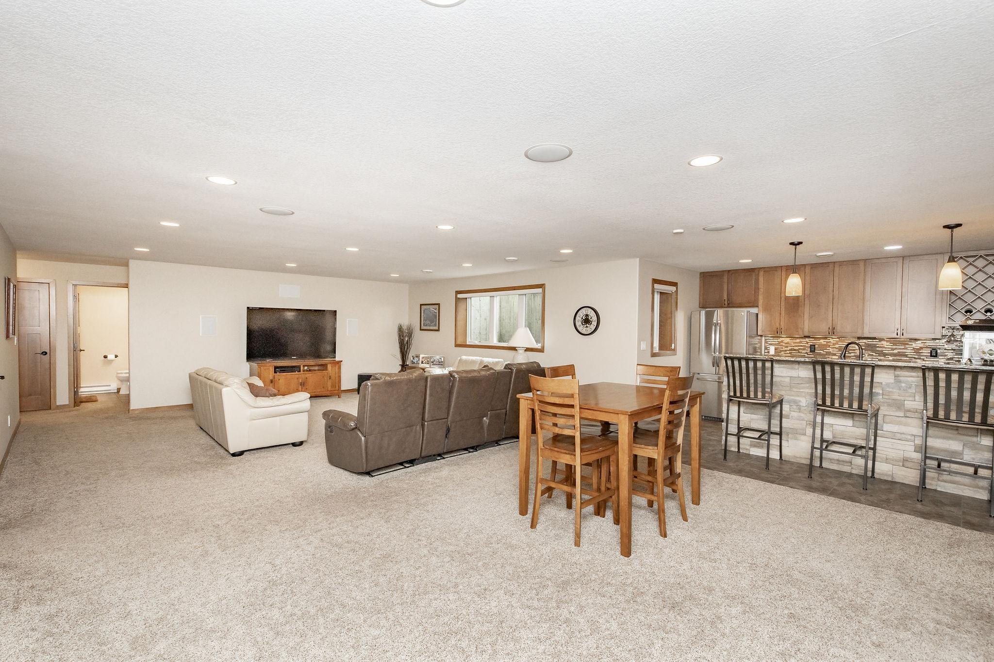 Family Room w/ wet bar