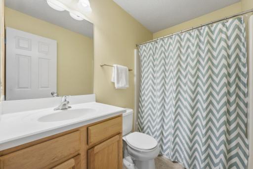 upper bath 14623 Victor Hugo Blvd, 1, Hugo, MN 55038.jpg
