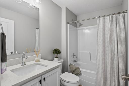 Upper level en-suite full bath.