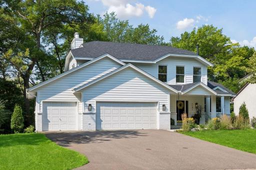 1191 Duckwood Trail in highly desirable Eagan