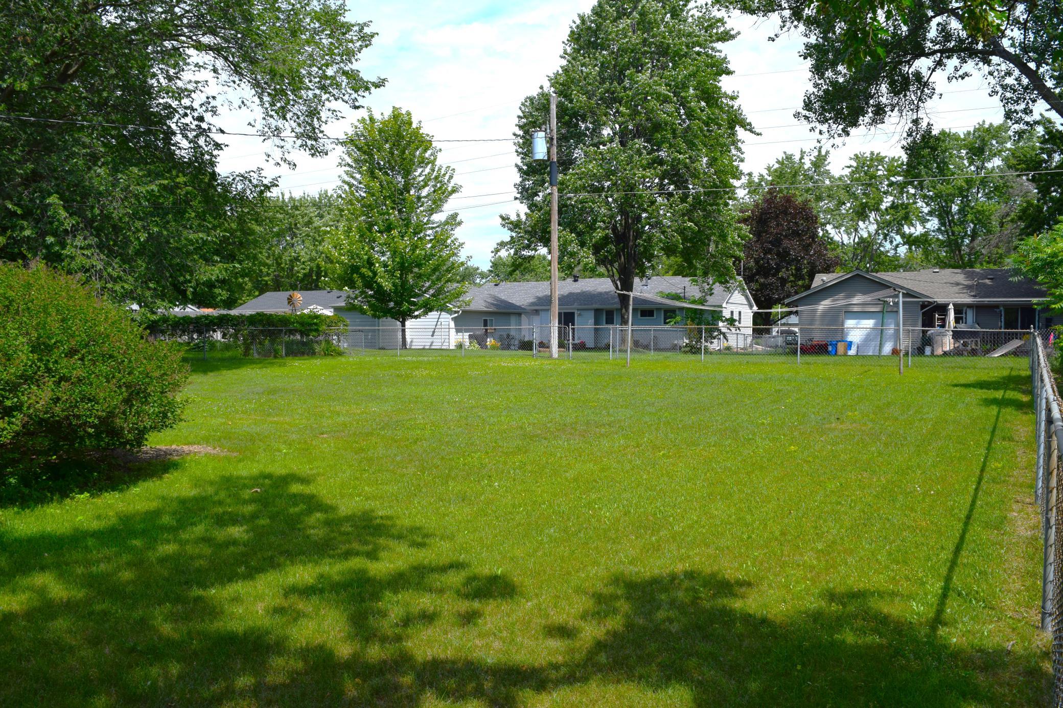 Another view of the lush backyard!