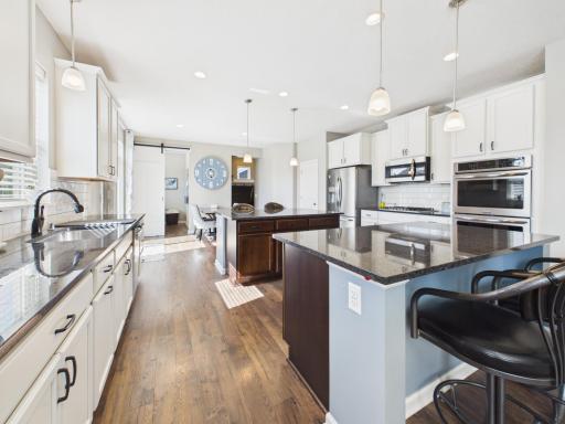 Kitchen with double island, with a gas stove and double oven