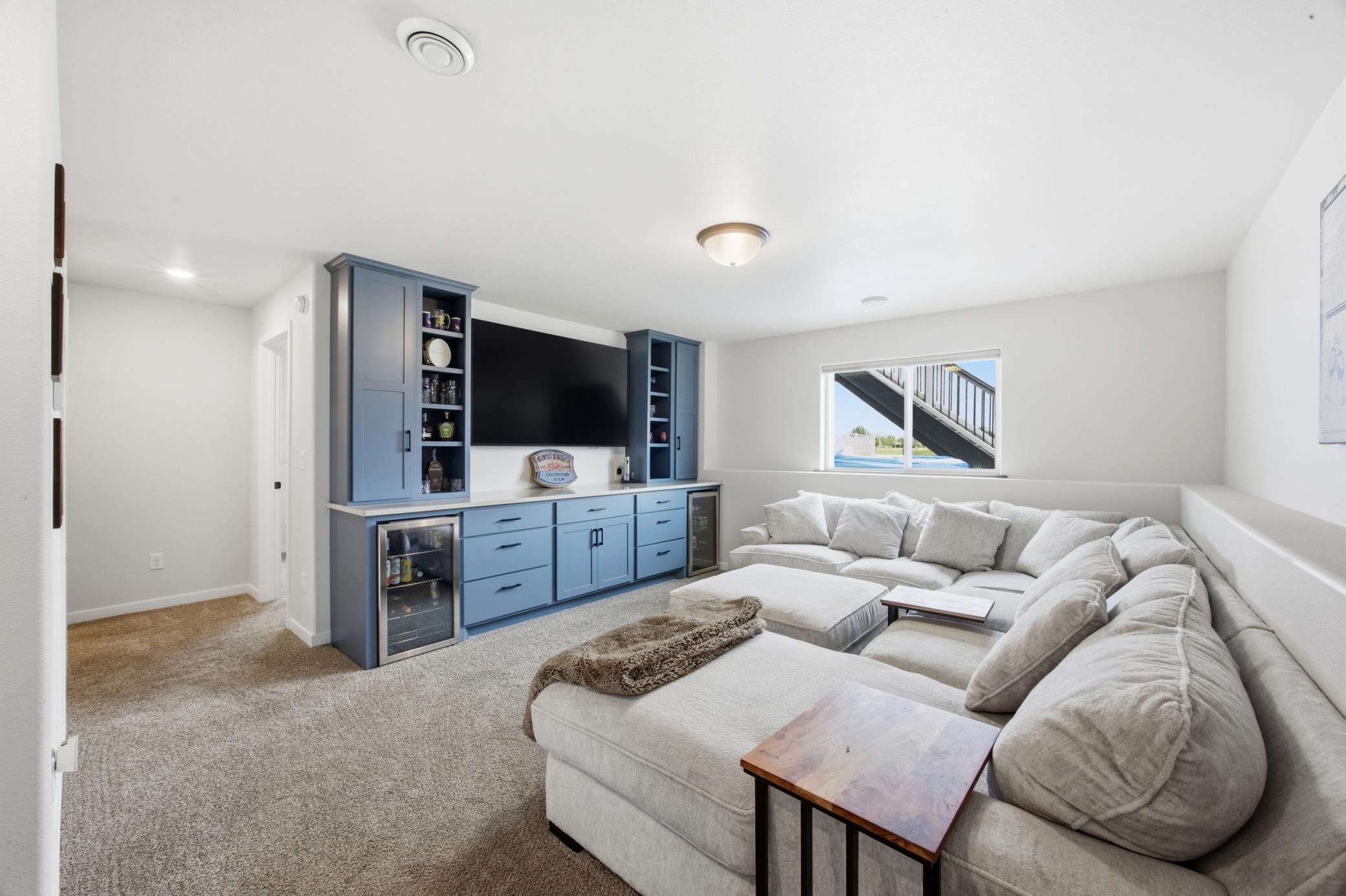 Lower Levell Family Room w/Bar