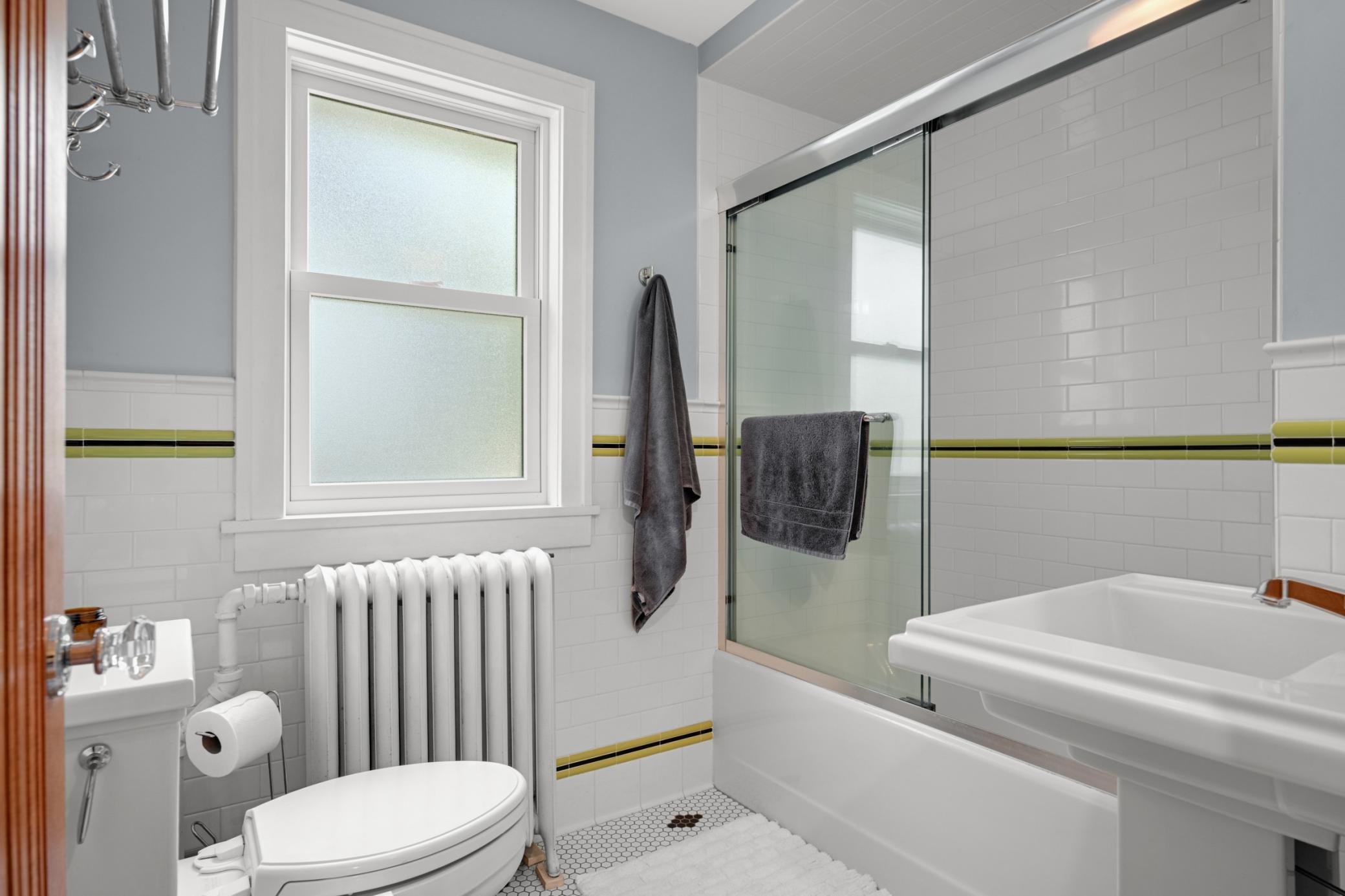 Upper level full bath
