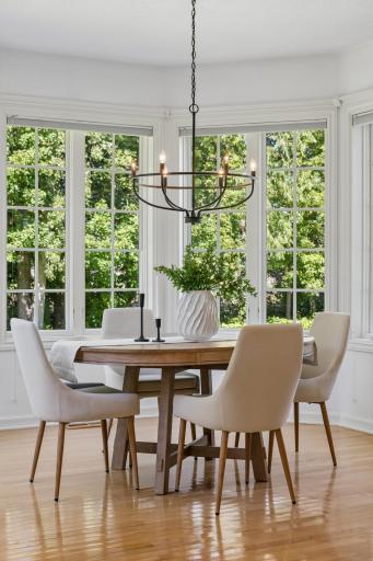 Informal dining with cov lighting