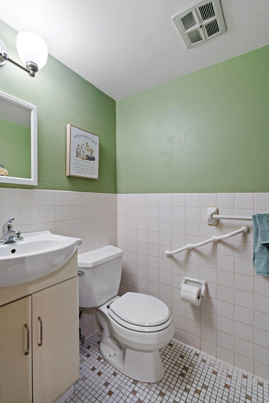 Main Level 1/2 bath