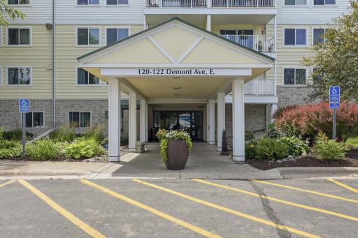 122 Demont Avenue E / Entrance
