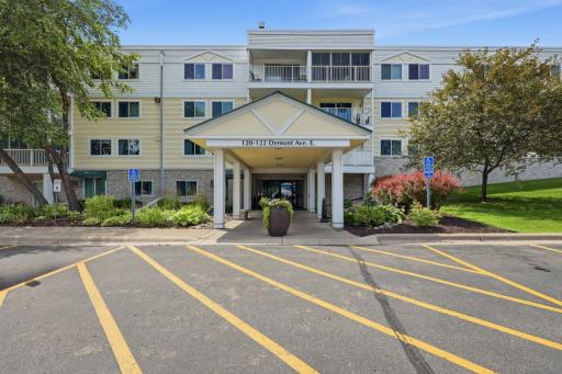 122 Demont Avenue E / Entrance