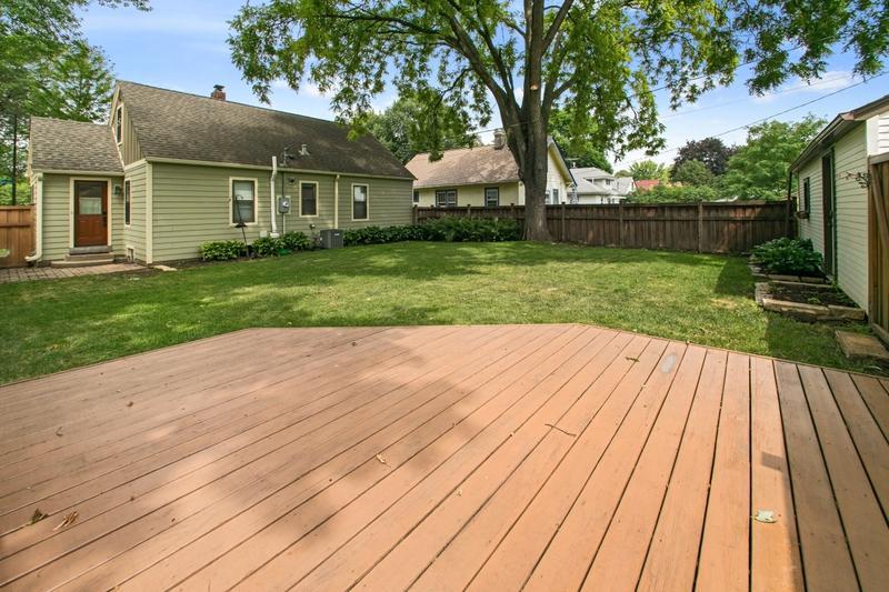 Privacy fence, deck .jpg
