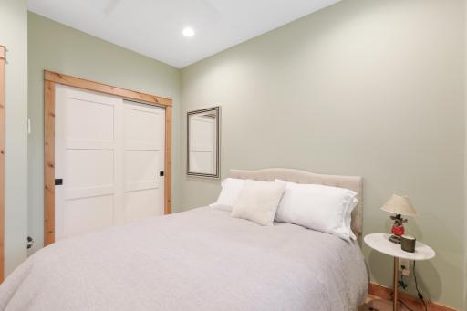 The second bedroom offers a comfortable and versatile space, ideal for guests, family, with quality finishes and natural light.