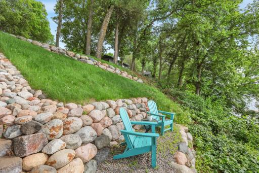 A mid-level sitting area provides the perfect vantage point to enjoy your morning coffee or unwind at the end of the day, while taking in spectacular sunset views over the lake.