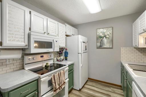 7608 Maplebrook Pkwy N - MLS Sized - 010 - 10 Kitchen.jpg