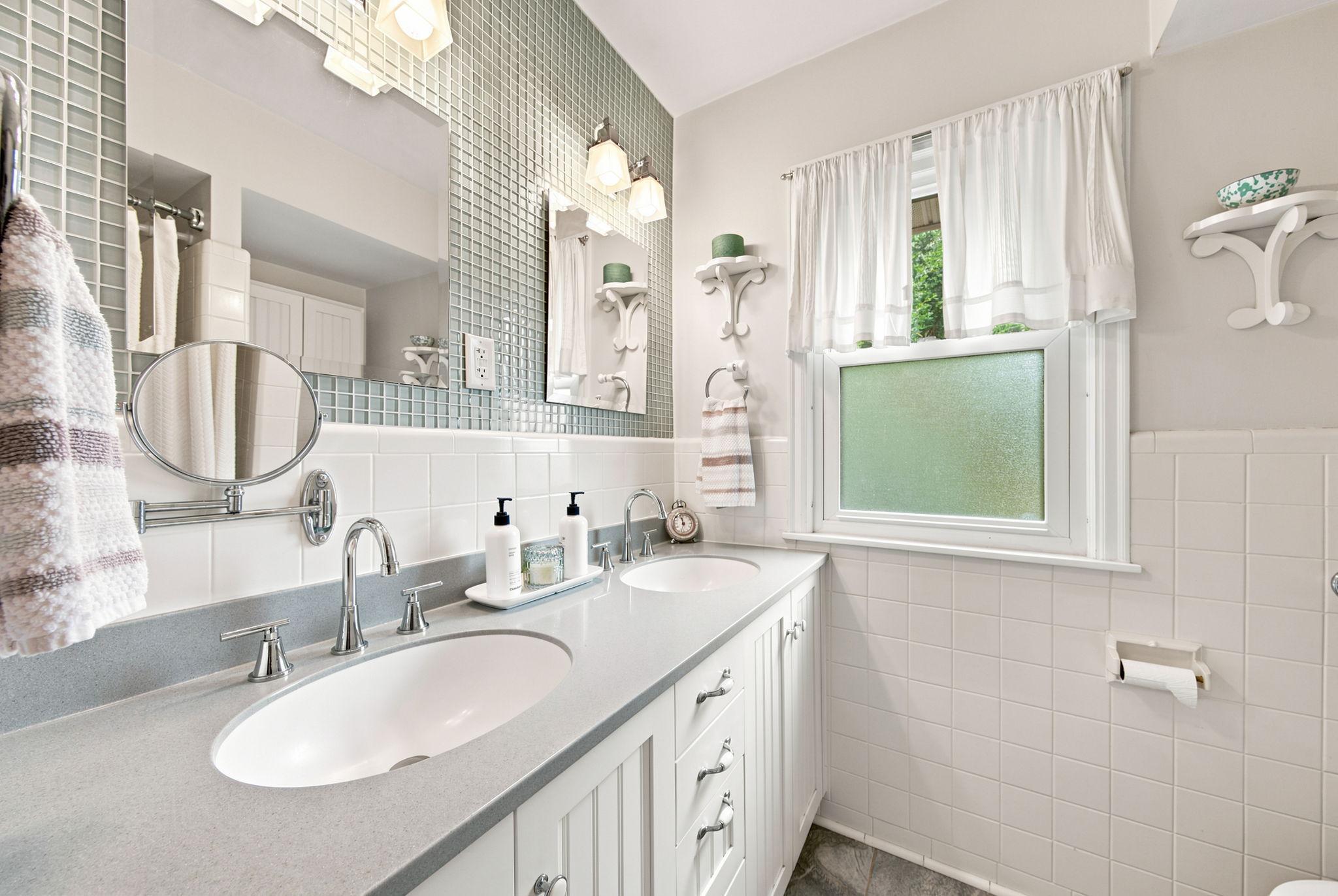 Full main floor bathroom