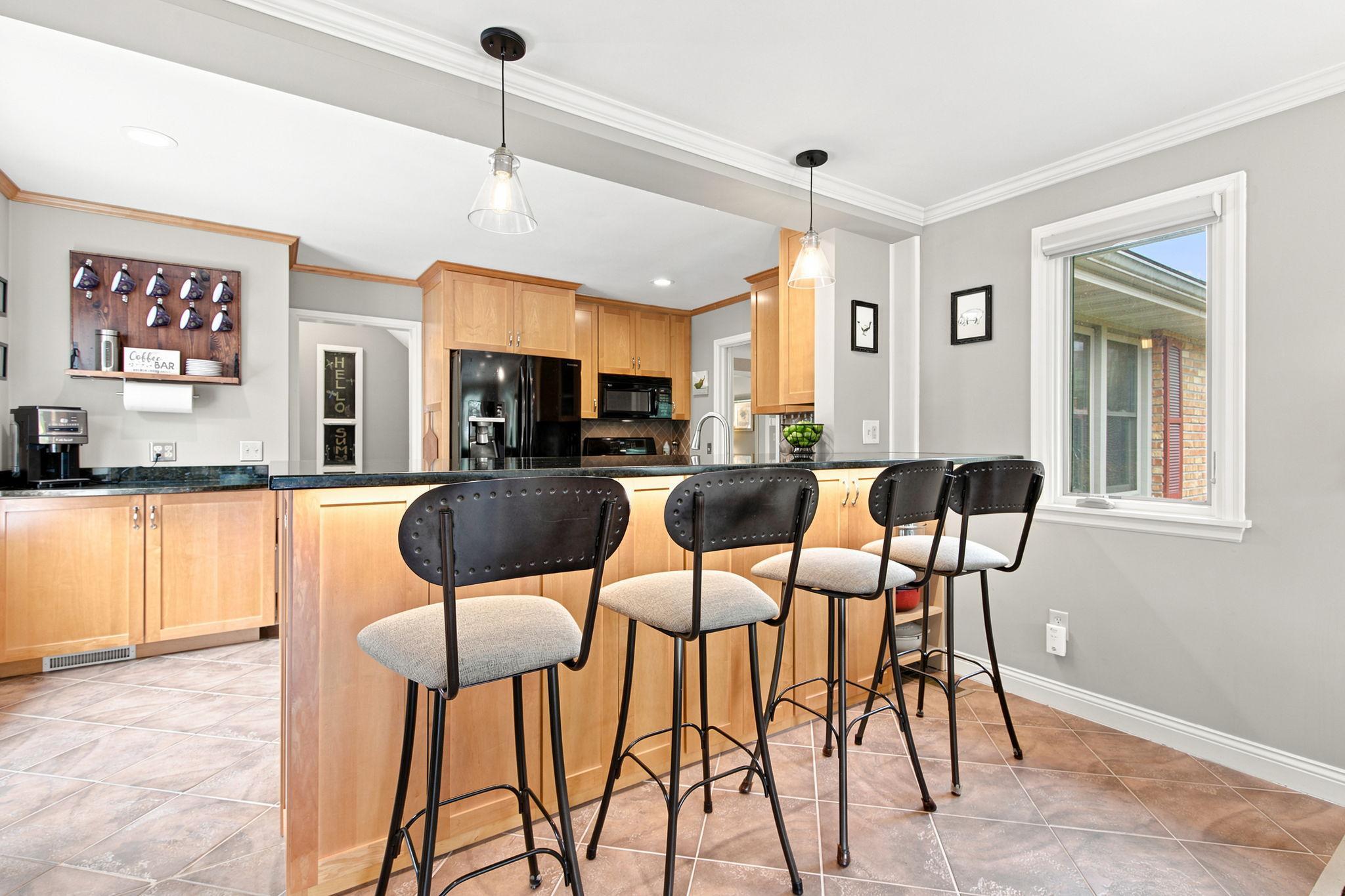 Convenient breakfast bar, perfect for casual dining and entertaining
