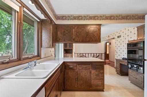1589 Crest Drive, Chaska, MN 55318