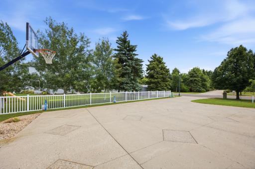 4825 Meadow Creek Drive S, Fargo, ND 58104