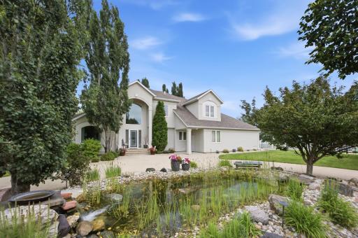 4825 Meadow Creek Drive S, Fargo, ND 58104