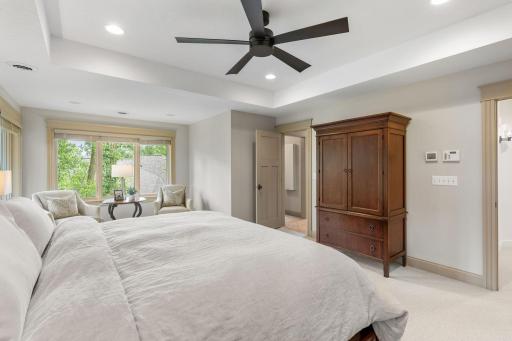 Primary suite with en-suite full bathroom