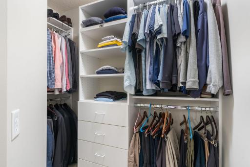 Built-in components help to keep your clothing and shoes organized